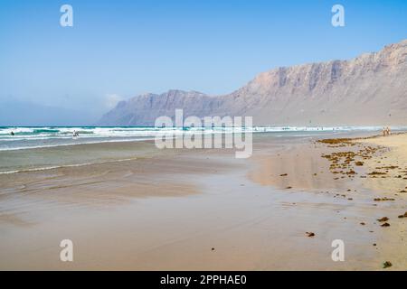 Famara Beach (Playa de Famara), beliebter Surfstrand auf Lanzarote. Kanarische Inseln. Spanien. Stockfoto