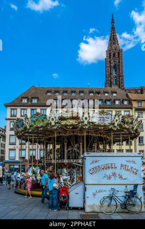 STRASSBURG, FRANKREICH - 29. AUGUST 2013: Karussell im historischen Zentrum von Straßburg, Elsass, Ostfrankreich Stockfoto