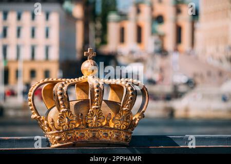 Stockholm, Schweden. Skeppsholmsbron - Skeppsholm-Brücke Mit Ihrer Berühmten Goldenen Krone In Stockholm, Schweden. Berühmtes Beliebtes Reiseziel. Reisen Nach Skandinavien Stockfoto