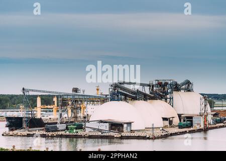 Chemikalien- Und Lagertanks Ölraffinerie Im Hafen. Industrielle Anschlussklemme Stockfoto