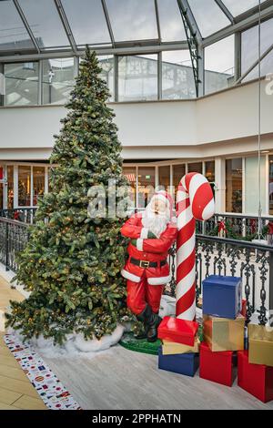 Weihnachtsmann, Weihnachtsbaum und Geschenke als Dekoration im Arnotts Shopping Centre in der Henry Street Stockfoto