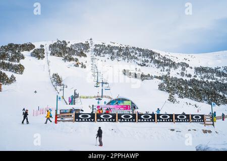 Eine Gruppe von Personen, Skifahrern und Snowboardern, die in den Pyrenäen, Andorra, einen Skilift nehmen Stockfoto