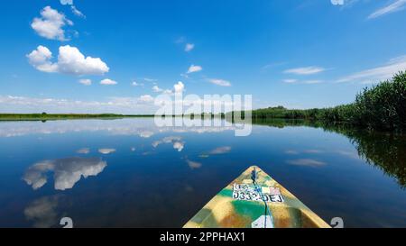 Wolkenspiegelung im Donaudelta Stockfoto