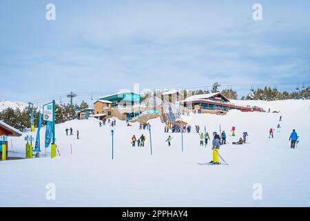 Gruppe von Menschen, Familien, Skifahrern und Snowboardern, die Spaß in den Pyrenäen, Andorra haben Stockfoto