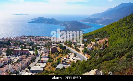 KAS ist ein touristisches Paradies am Fuße des Taurusgebirges des Mittelmeers. KAS County ankommende Touristen, halten Sie sie fest, sie sind von der natürlichen Schönheit und der inspirierenden Aussicht fasziniert. Stockfoto