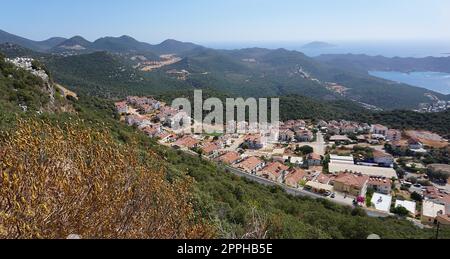 KAS ist ein touristisches Paradies am Fuße des Taurusgebirges des Mittelmeers. KAS County ankommende Touristen, halten Sie sie fest, sie sind von der natürlichen Schönheit und der inspirierenden Aussicht fasziniert. Stockfoto