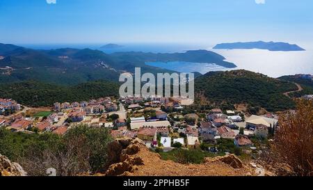 KAS ist ein touristisches Paradies am Fuße des Taurusgebirges des Mittelmeers. KAS County ankommende Touristen, halten Sie sie fest, sie sind von der natürlichen Schönheit und der inspirierenden Aussicht fasziniert. Stockfoto