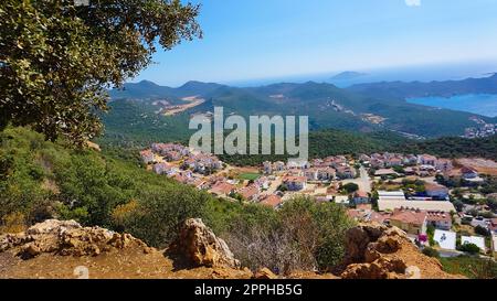 KAS ist ein touristisches Paradies am Fuße des Taurusgebirges des Mittelmeers. KAS County ankommende Touristen, halten Sie sie fest, sie sind von der natürlichen Schönheit und der inspirierenden Aussicht fasziniert. Stockfoto