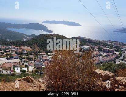 KAS ist ein touristisches Paradies am Fuße des Taurusgebirges des Mittelmeers. KAS County ankommende Touristen, halten Sie sie fest, sie sind von der natürlichen Schönheit und der inspirierenden Aussicht fasziniert. Stockfoto