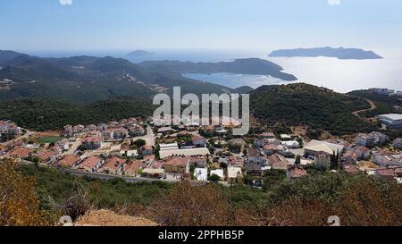 KAS ist ein touristisches Paradies am Fuße des Taurusgebirges des Mittelmeers. KAS County ankommende Touristen, halten Sie sie fest, sie sind von der natürlichen Schönheit und der inspirierenden Aussicht fasziniert. Stockfoto