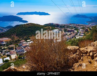 KAS ist ein touristisches Paradies am Fuße des Taurusgebirges des Mittelmeers. KAS County ankommende Touristen, halten Sie sie fest, sie sind von der natürlichen Schönheit und der inspirierenden Aussicht fasziniert. Stockfoto