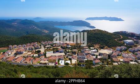 KAS ist ein touristisches Paradies am Fuße des Taurusgebirges des Mittelmeers. KAS County ankommende Touristen, halten Sie sie fest, sie sind von der natürlichen Schönheit und der inspirierenden Aussicht fasziniert. Stockfoto