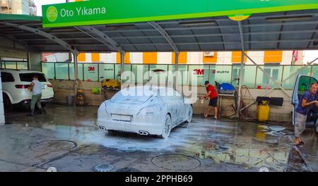 Antalya, Türkei - 11. Mai 2021: Autowaschstation an der BP-Tankstelle in Antalya, Türkei Stockfoto