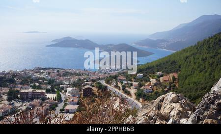 KAS ist ein touristisches Paradies am Fuße des Taurusgebirges des Mittelmeers. KAS County ankommende Touristen, halten Sie sie fest, sie sind von der natürlichen Schönheit und der inspirierenden Aussicht fasziniert. Stockfoto