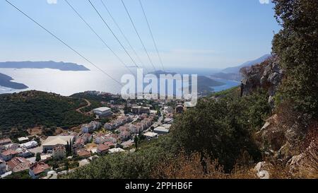 KAS ist ein touristisches Paradies am Fuße des Taurusgebirges des Mittelmeers. KAS County ankommende Touristen, halten Sie sie fest, sie sind von der natürlichen Schönheit und der inspirierenden Aussicht fasziniert. Stockfoto