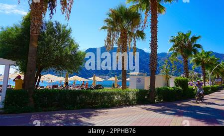 Icmeler, Türkei - 22. September 2022: Icmeler Beach View in Marmaris Town. Sommerlandschaft an der Mittelmeerküste in der Türkei. Stockfoto