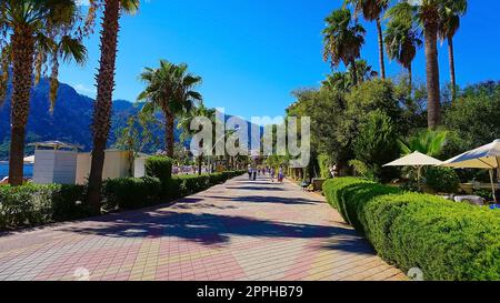 Icmeler, Türkei - 22. September 2022: Icmeler Beach View in Marmaris Town. Sommerlandschaft an der Mittelmeerküste in der Türkei. Stockfoto