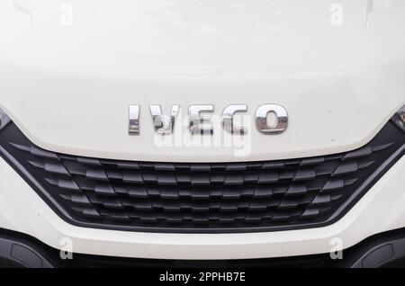 Kiel, Deutschland - 16. Oktober 2022: Logo des Unternehmens Iveco auf weißem Frachtwagen. Stockfoto