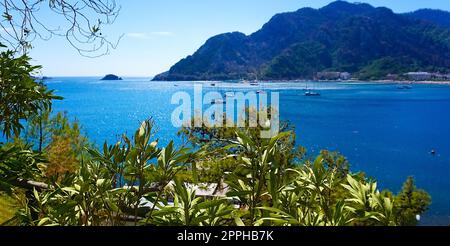 Blick auf den Icmeler Beach in Marmaris Town. Sommerlandschaft an der Mittelmeerküste in der Türkei. Stockfoto