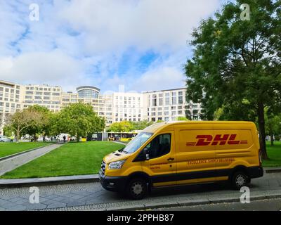 Berlin, Deutschland - 16. Oktober 2022: Ein gelber Lieferwagen der Firma DHL parkt auf den Straßen Berlins. Stockfoto