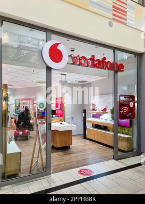 Kiel, Deutschland - 16. Oktober 2022: Eingang eines Vodafone-Shops in einem Einkaufszentrum. Stockfoto