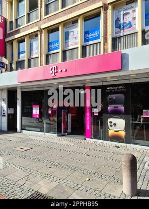 Kiel, Deutschland - 16. Oktober 2022: Das Logo des größten deutschen Telekommunikationsunternehmens namens Telekom in einem Geschäft. Stockfoto