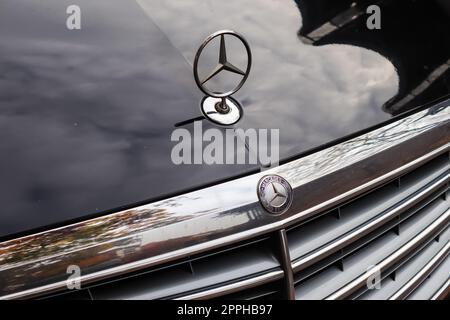 Kiel, Deutschland - 16. Oktober 2022: Nahaufnahme des Mercedes-Benz-Logos auf einer Neuwagenfront. Stockfoto