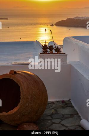 Sonnenuntergang über Santorini von Imerovigli aus gesehen. Kykladen, Griechenland Stockfoto