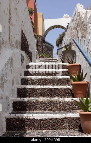 Schmale Steintreppen in Red Beach an der Südküste der Insel Santorini, Kykladen. Stockfoto