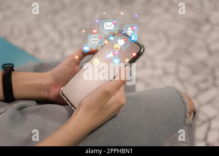 Junges Mädchen, das auf dem Mobiltelefon schreibt Chat-Mail Soziale Medien Sprache E-Mail-Nachricht Symbol Internet Online-Kommunikation Verbindungsnetzwerk.Business Digital Technology Smartphone. Stockfoto