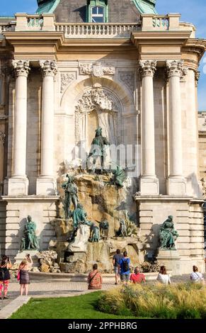 Der Matthias-Brunnen ist eine monumentale Brunnengruppe von Alajos Stróbl (1904) auf dem westlichen Vorplatz der Budaer Burg - Budapest, Ungarn Stockfoto