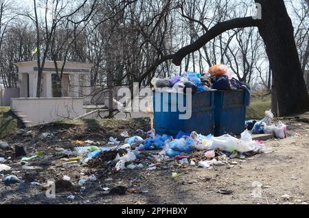 Die Mülltonne ist mit Müll und Abfall verpackt. Vorzeitige Beseitigung von Müll in bewohnten Gebieten Stockfoto