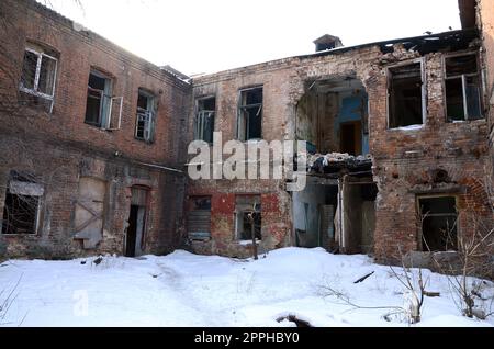Fragment eines verlassenen zweistöckigen Gebäudes nach militärischen Operationen in Donezk Stockfoto