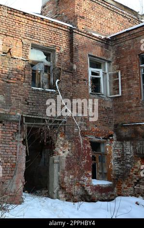 Fragment eines verlassenen zweistöckigen Gebäudes nach militärischen Operationen in Donezk Stockfoto