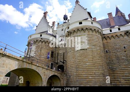 NANTES, FRANKREICH - 5. JUNI 2022: Das Chateau des ducs de Bretagne ist ein Schloss in Nantes, Frankreich Stockfoto