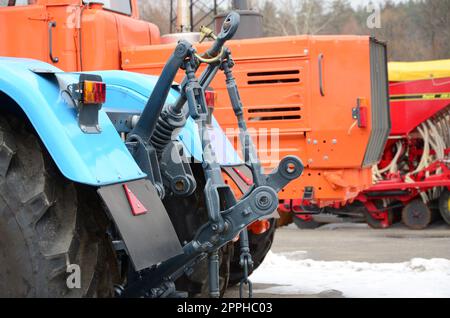 Räder der Rückansicht des neuen Traktors bei schneebedecktem Wetter. Rückansicht des landwirtschaftlichen Fahrzeugs Stockfoto