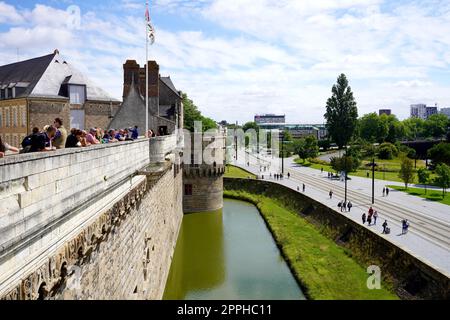 NANTES, FRANKREICH - 5. JUNI 2022: Blick auf die Stadt von Nantes vom Schloss mit dem Graben in Nantes, Frankreich Stockfoto