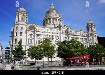 LIVERPOOL, Großbritannien - 14. JULI 2022: Port of Liverpool Building, England, Großbritannien Stockfoto