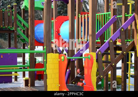 Ein Teil eines Spielplatzes aus Kunststoff und Holz, in verschiedenen Farben gestrichen Stockfoto