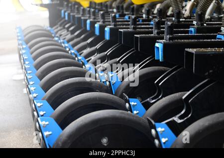 Die Reihe der Räder der neuen industriellen landwirtschaftlichen Sämaschine schließen Nach oben Stockfoto