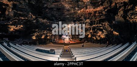 LANZAROTE, KANARISCHE INSELN - 22. JULI 2022: Berühmte Touristenattraktion - Los Jameos Del Agua. Konzertsaal in der Grotte. Teil einer Lavaröhre (1,5 km), die durch den Ausbruch des Vulkans Monte Corona entstanden ist Stockfoto