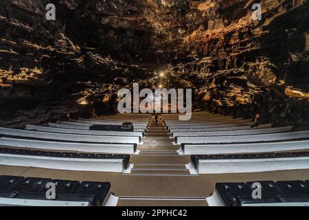 LANZAROTE, KANARISCHE INSELN - 22. JULI 2022: Berühmte Touristenattraktion - Los Jameos Del Agua. Konzertsaal in der Grotte. Teil einer Lavaröhre (1,5 km), die durch den Ausbruch des Vulkans Monte Corona entstanden ist Stockfoto