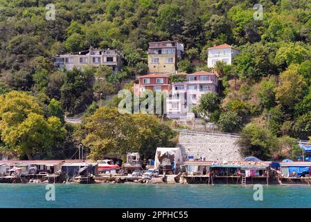 Grüne Berge auf der europäischen Seite der Bosporus-Straße mit traditionellen Häusern und dichten Bäumen an einem Sommertag Stockfoto