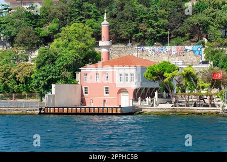 Blick von der europäischen Seite des Bosporus mit Blick auf Defterdar Ibrahim Pasa Moschee, Besiktas Viertel, Istanbul, Türkei Stockfoto