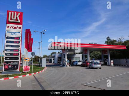 Ruse, Bulgarien - 25. September 2022: Lukoil-Tankstelle. Stockfoto