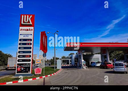 Ruse, Bulgarien - 25. September 2022: Lukoil-Tankstelle. Stockfoto