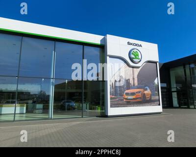 Firmengebäude mit einem Emblem des tschechischen Automobilherstellers Skoda Auto. Stockfoto