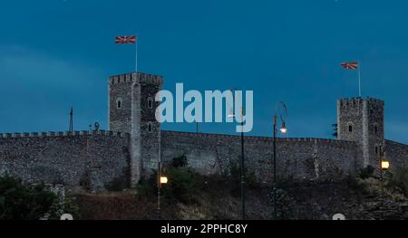 Abend Stadtburg Skopje in Mazedonien am Abend und Straßenlaterne. Selektiver Fokus Stockfoto