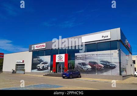 Ruse, Bulgarien - 25. September 2022: Fassade eines Autohändlers von Toyota mit dem Firmenlogo und dem Namen von Toyota in roten Buchstaben Stockfoto