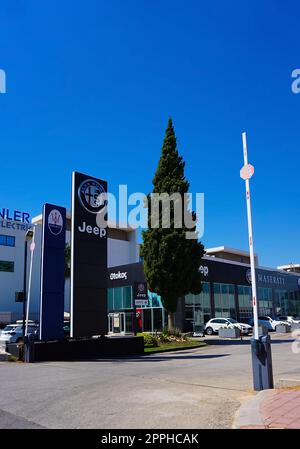 Antalya, Türkei - 17. September 2022: Gebäude des Jeep-Autohändlers. Stockfoto